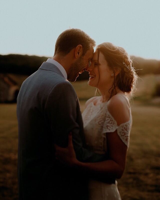 De retour avec des photos de mariage, même si je sais cela n’est pas d’actualité pour le moment, et je ne peux m’empêcher à tous ces couples qui ont dû repousser leur mariage.
.
.
Je devais photographier mon premier mariage de la saison ce week-end. Je ne savais pas comment faire, si je pouvais envoyer un message de soutien à mon couple ou si cela allait enfoncer le couteau dans la plaie.
.
.
Qu’en pensez-vous ? Vous aimeriez recevoir un message dans ces conditions ? Les photographes et prestataires de mariage, vous envoyez des messages à vous mariés du jour ? .
.
.
.
.
#photographetoulouse #lookslikefilm #toulousecarmes #mariagetoulouse #brideinspiration #weddingparis #sinspirersemarier #weddinginfrance #gettingmarried #gettingmarried2021 #weddingfeeling #moodywedding #futuremariee #organicwedding #tendancemariage #instawed #celebratelove #mariagegers
