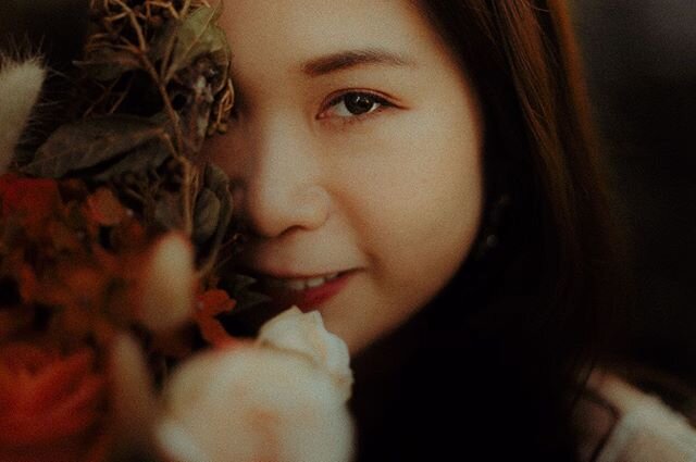 EN : Bridal portrait. I love portrait photography and I found it very important to make portraits of you on your wedding day. Looking to the camera or not, this doesn’t matter, what’s matter it’s capturing you in your most beautiful day, offering you this memories which will never fade away. Offering you your timeless elegance. //
FR : Portrait de mariée. Je suis amoureuse de la photographie de portrait et j’ai réalisé que cela était vraiment important de vous offrir un beau portrait de vous à votre mariage. Regard tourne vêts l’objectif ou sur le vif, la n’est pas la question. Ce qui est important c’est de vous immortaliser le plus beau jour de votre vie, vous offrir un portrait qui jamais ne fanera. Vous offrir l’élégance intemporelle.
.
.
.
.
.
#timelesselegence #bridalportrait #photographeparis #photogrspgetoulouse #mariagetoulouse #visitparis #prewedding #bridetobe2021 #brideinspiration #empara #sinspirersemarier #junebugwedding #asianwedding #weddingparis #photographemariagetoulouse