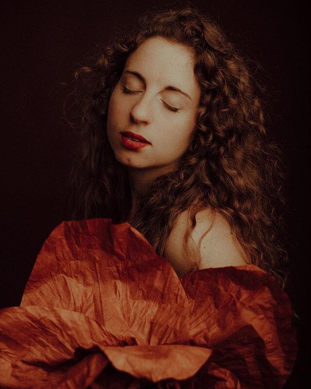 Voilà cela faisait un mois que je n’avais pas publié ici. Avec ce qui se passe en ce moment j’avais besoin d’une pause, de prendre le temps pour digérer tout cela.
.
Je vous rassure tout va bien pour moi et mon entreprise 😊
J’ai toujours plein de choses à vous montrer mais je n’arrivais tout simplement pas à les poster. .
Je ne sais pas si vous verrez ce que je poste maintenant puisque cela fait longtemps que je n’ai rien posté. 
Dans tous les cas j’espère que cela vous plaira, je vous ai fait des zooms dans la photo ✨
.
Donc cette photo est issue du projet Fleuraison en collaboration avec @horticulture_papier ♥️ plus d’informations sur les posts précédents 👉🏻
.
J’espère que vous allez bien, et je me demande si comme moi vous avez fait une pause des réseaux ou si au contraire vous y passez plus de temps ?
Prenez soin de vous 😘.
.
.
.
.
.
.
.
.
.
#flowersart #photographetoulouse #photographestudiotoulouse #toulousemaville #boudoirtoulouse #photographeboudoir #alexandermcqueenchallenge #confianceensoi #estimedesoi #phototherapy #lookslikefilm #empara #emparaofficiel #portrait_vision #worldviewmag #littlerivermag